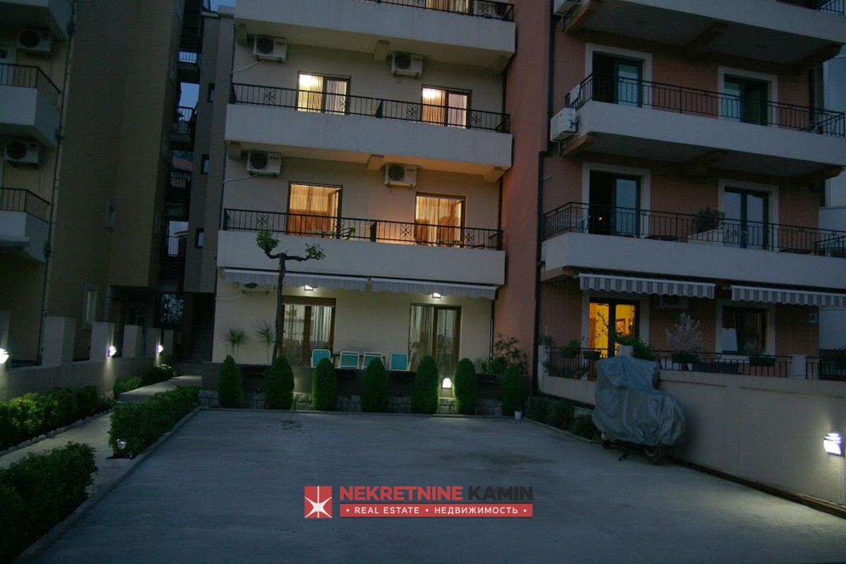 House with Mini-Hotel Status and 12 Apartments, Velji Vinogradi, Budva